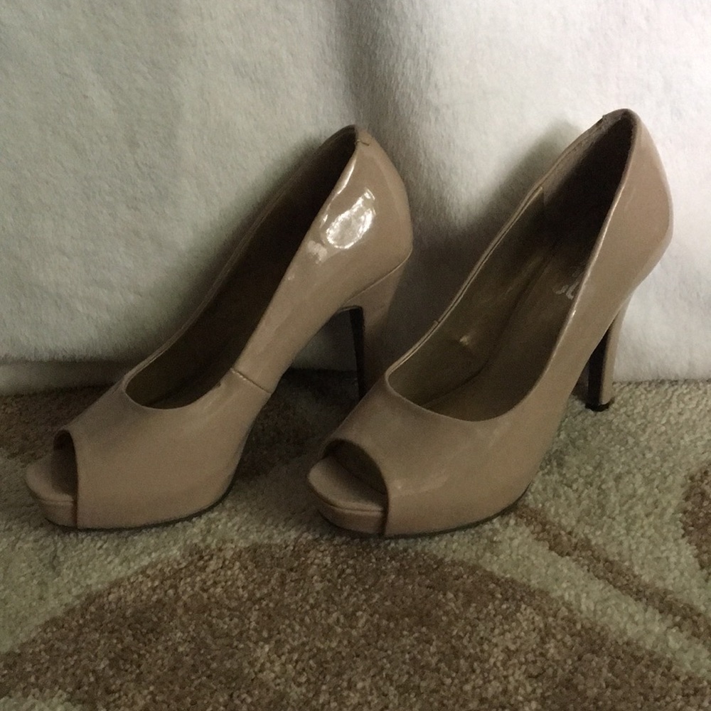 9 & co. Nude peep toe pumps
